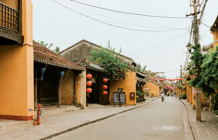 Strada alberata ed edifici della città vecchia a Hoi An, Vietnam