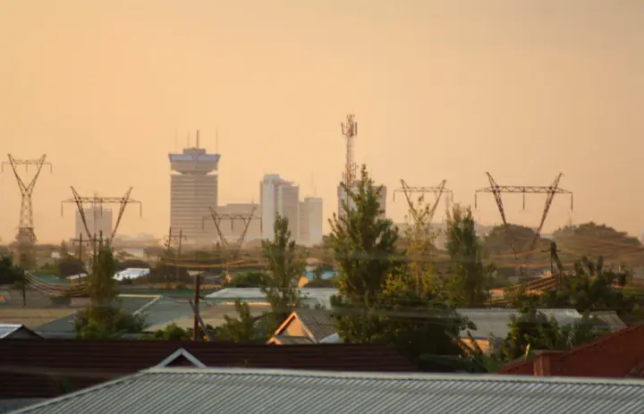 Telhados e horizonte de Lusaka ao anoitecer na Zâmbia